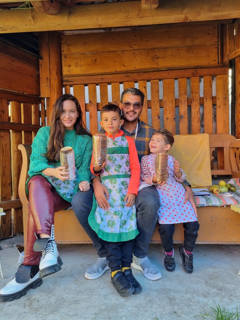 Grup de vizitatori într-un atelier cu mobilier din lemn