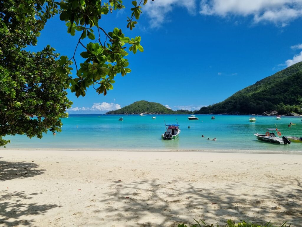 Plajă la Constance Ephelia pe Mahé, Seychelles