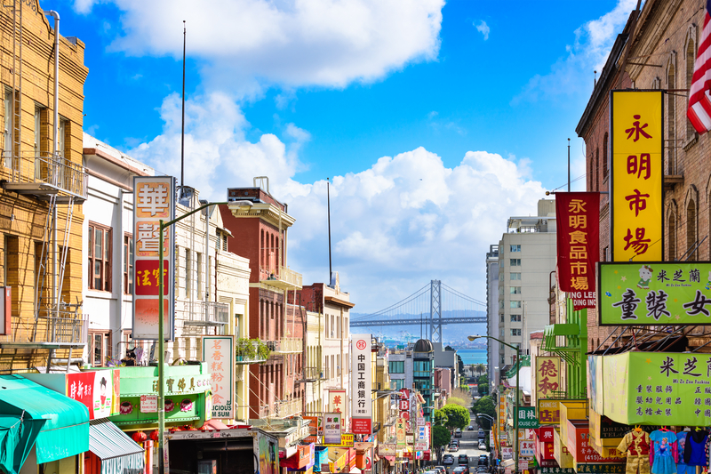 Magazine și firme colorate în Chinatown, San Francisco