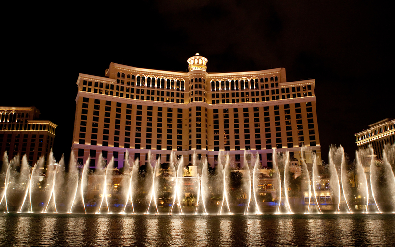 Fântâni iluminate, în fața unui hotel din Las Vegas
