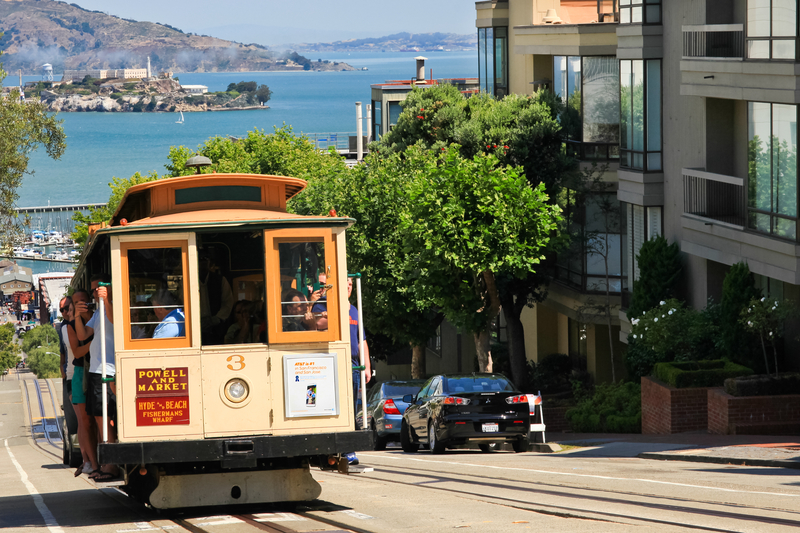 Tramvai pe o stradă în pantă din San Francisco
