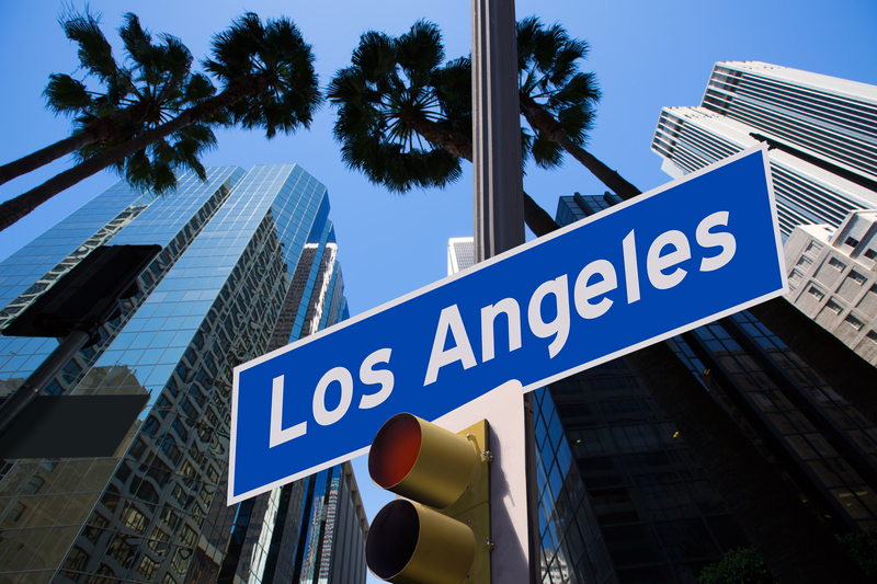 Indicator Los Angeles, cu palmieri și clădiri în fundal