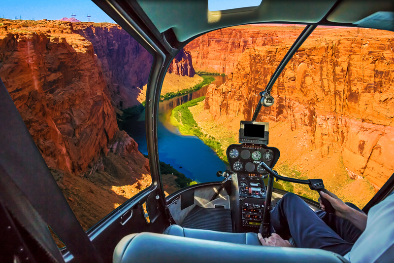 Interior de elicopter, cu peisaj de canion în fundal