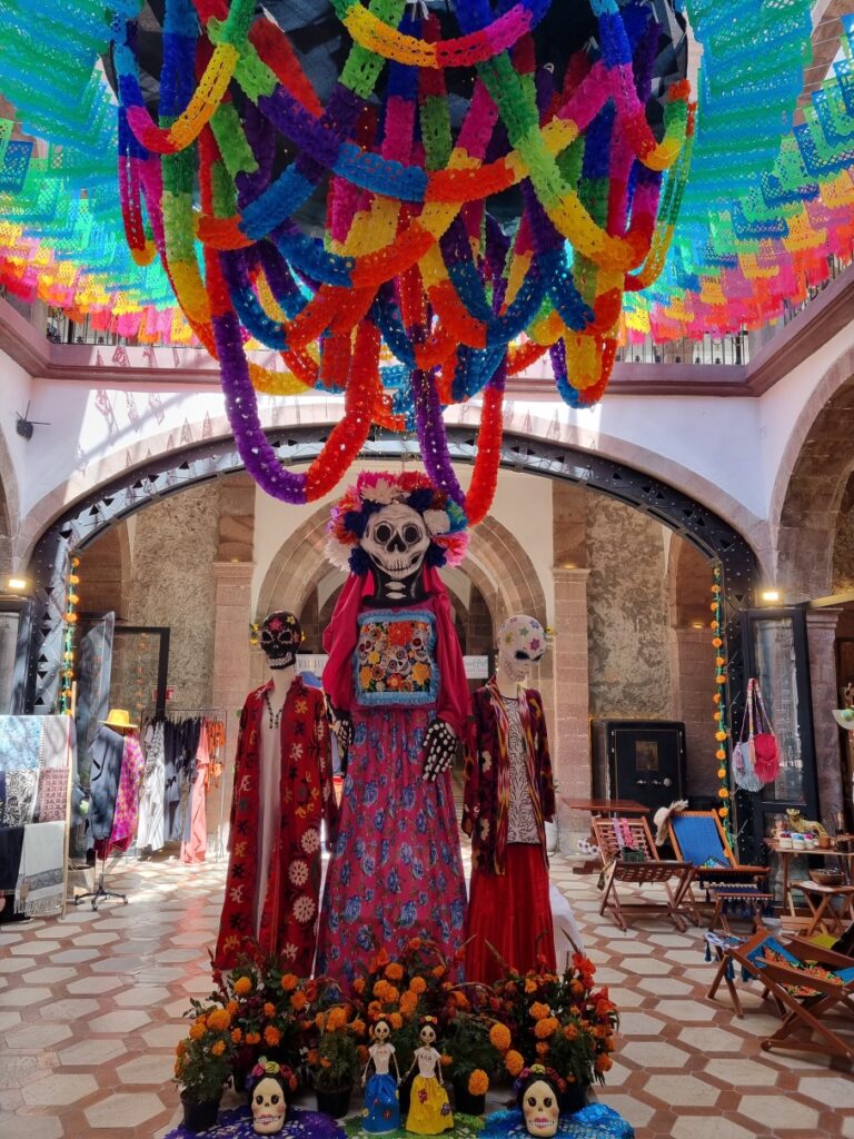 Figură festivă sub panglici multicolore, într-un pasaj cu arcade.