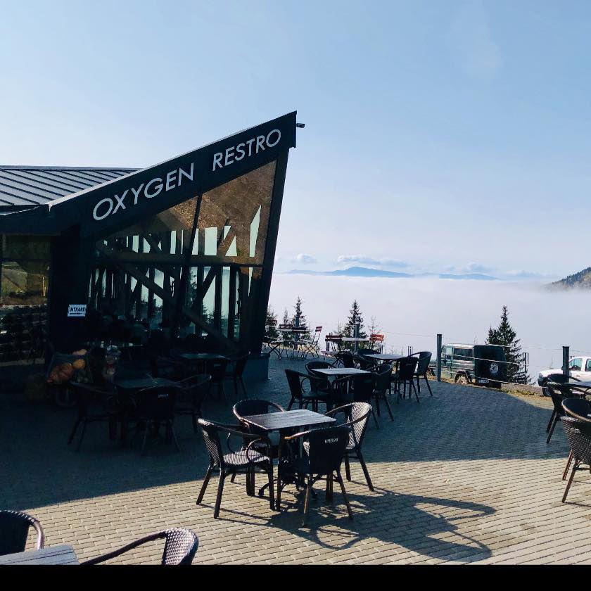 Clădire Oxygen Resort lângă o terasă cu mobilier