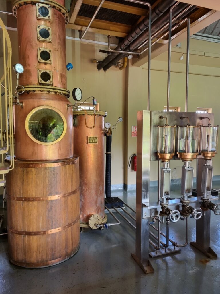 Alambic de cupru și rezervoare într-o distilerie de rom