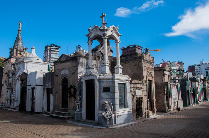 Monumente funerare din piatră, pe o alee