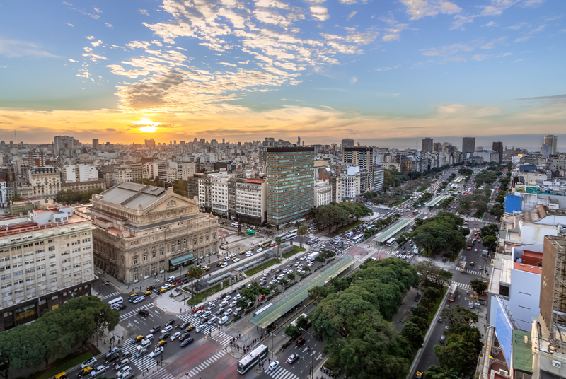 Panorama Buenos Airesului, cu bulevard larg la apus