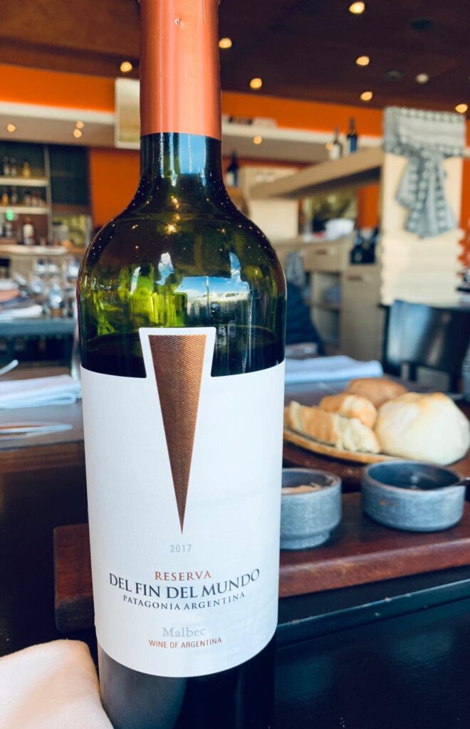 Sticlă de vin roșu așezată pe masa unui restaurant.