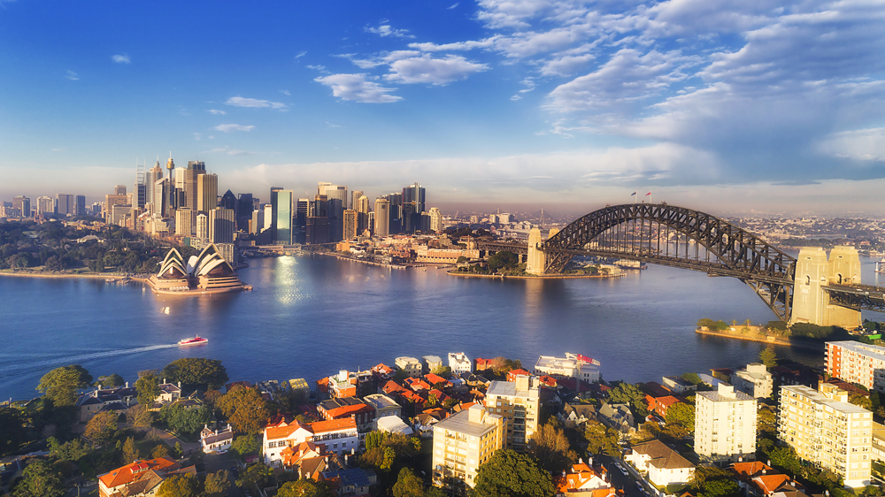 Portul Sydney cu pod și clădiri, văzut de sus