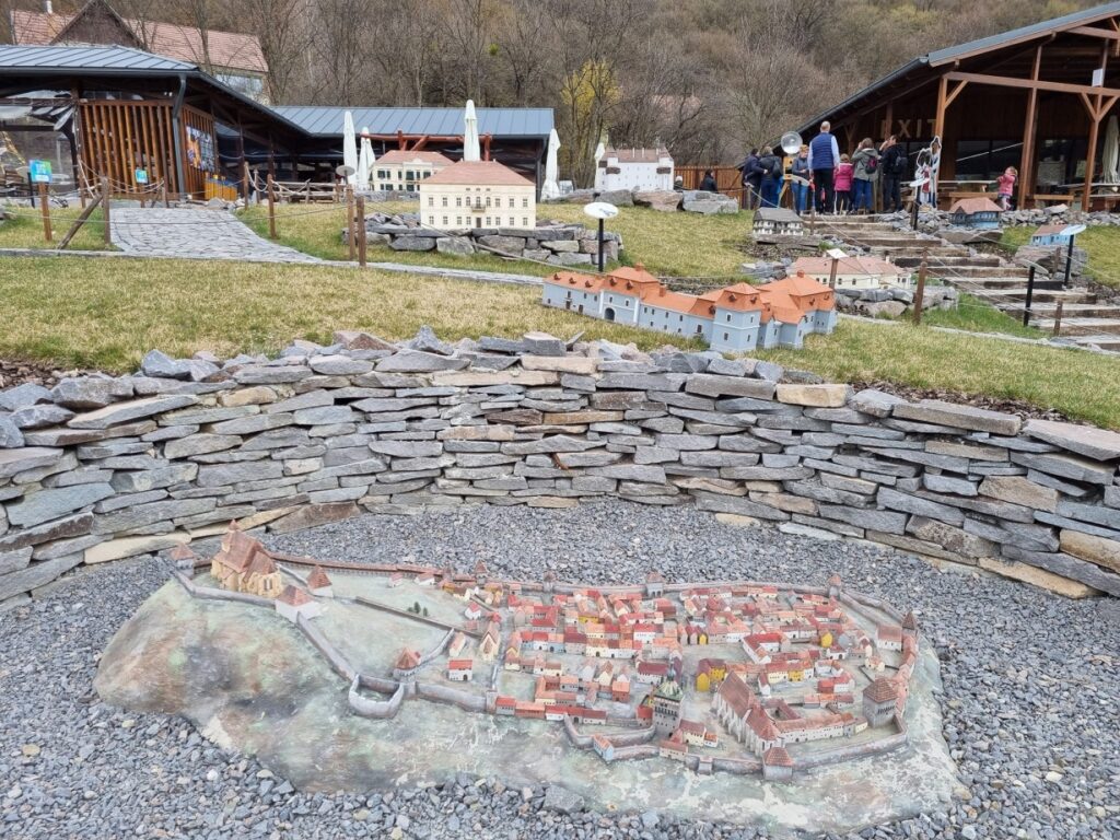 Machetă de centru urban pe un suport de piatră