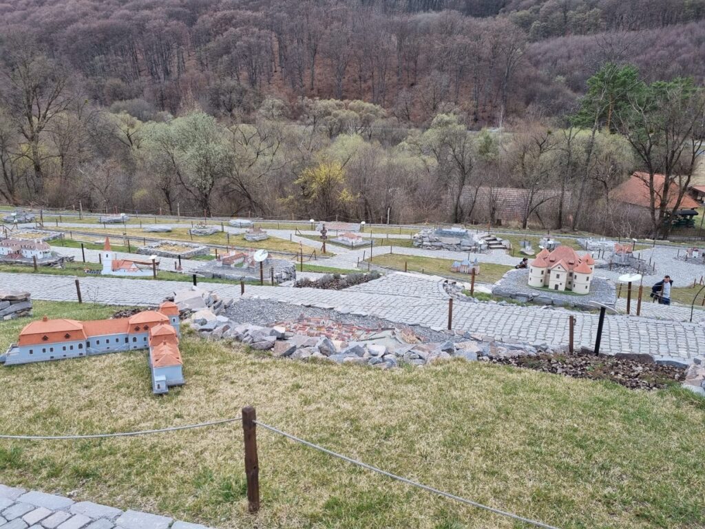 Ansamblu de clădiri miniaturale și alei văzute de sus