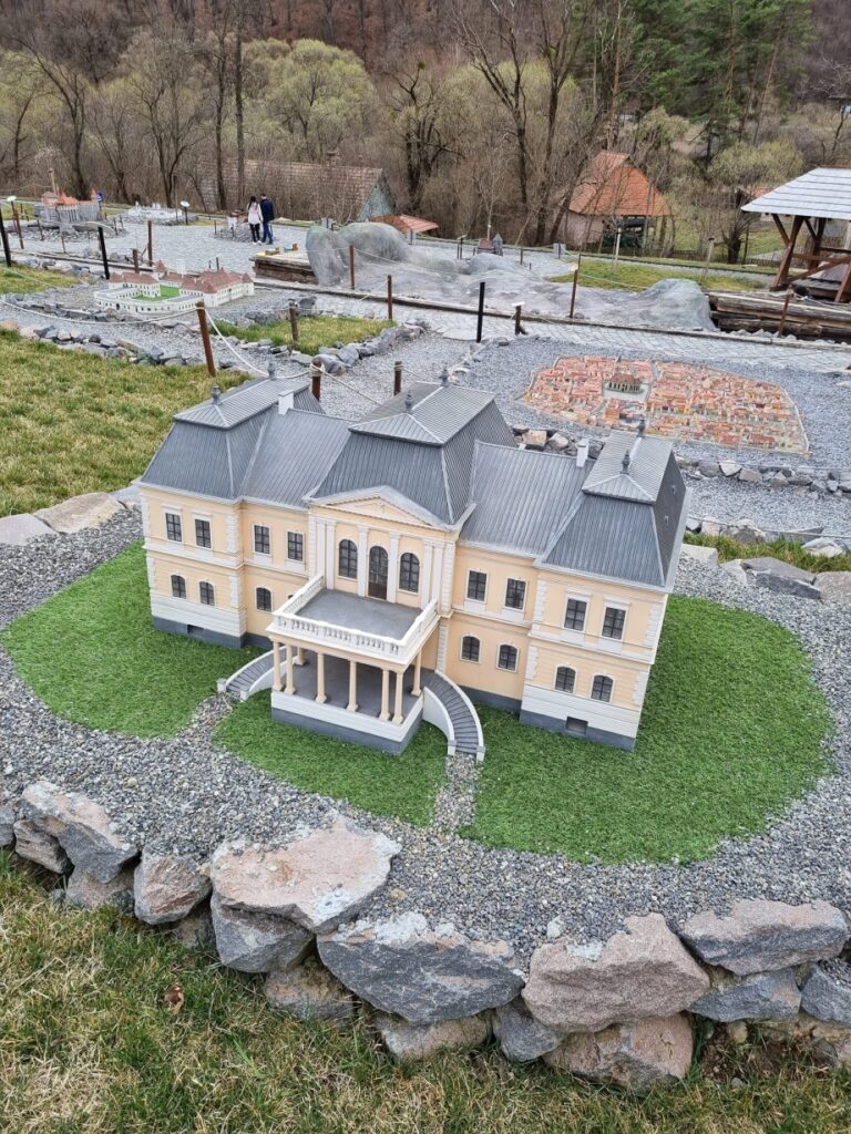 Machetă de castel cu turnuri, într-un parc