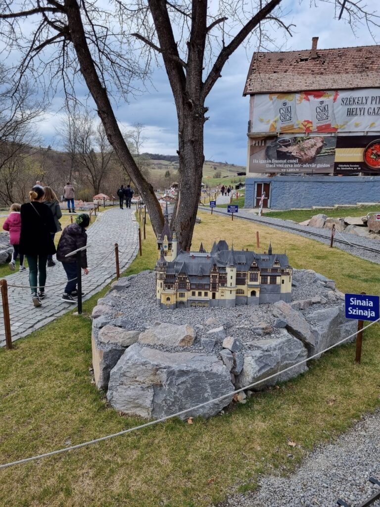 Arbore și decorațiuni sculptate lângă alei pavate