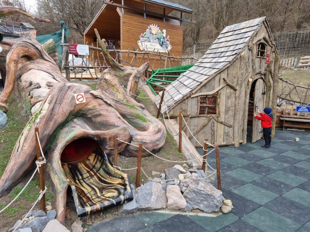 Amenajare cu rădăcini sculptate și o casă miniaturală