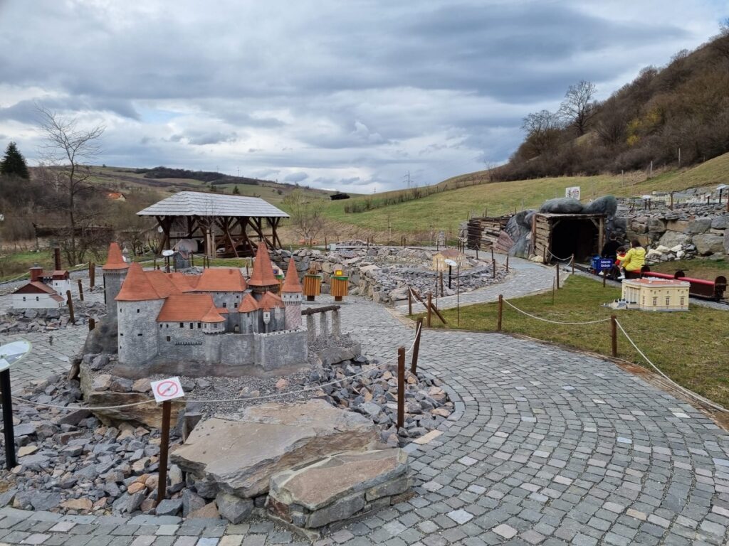 Alei și clădiri miniaturale într-un parc în aer liber