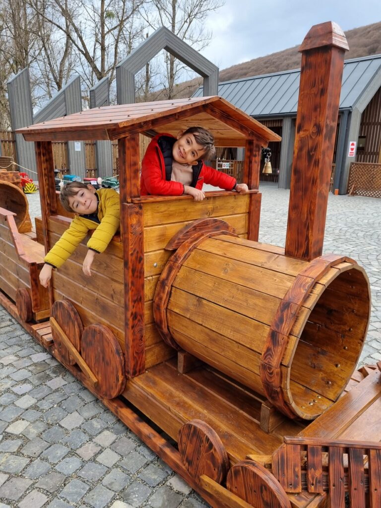 Locomotivă decorativă din lemn într-un parc de miniaturi