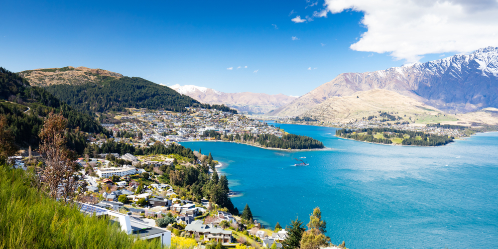 Queenstown și lacul, cu munți în fundal