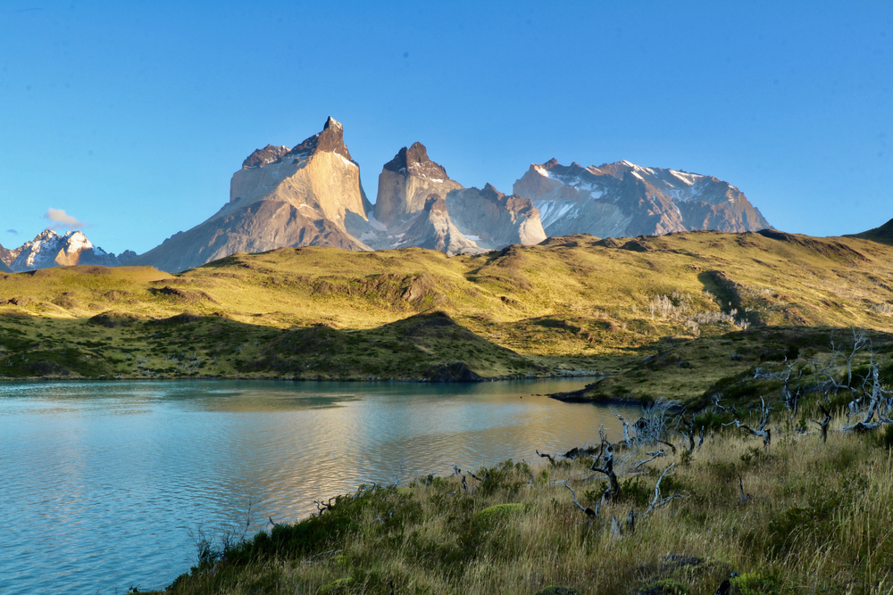 Vârfuri montane și lac, într-un peisaj patagonian