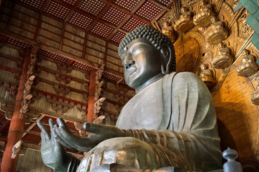 Statuie a lui Buddha, fotografiată din lateral