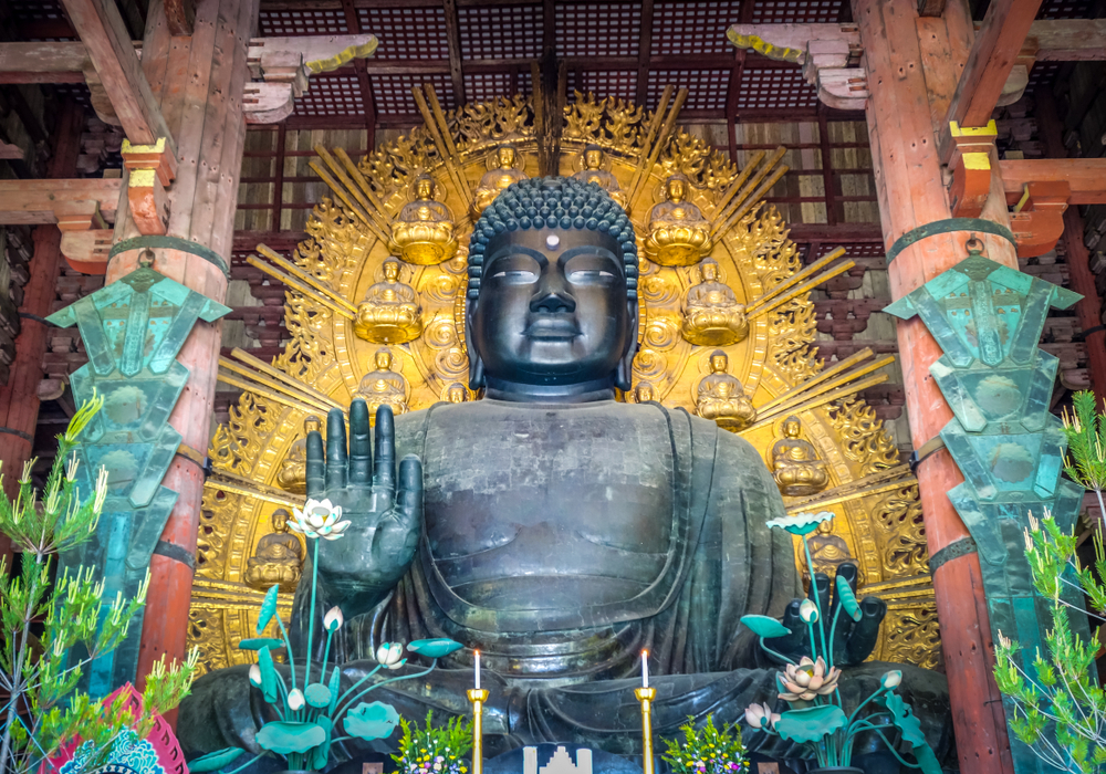 Statuie a lui Buddha, într-un templu decorat