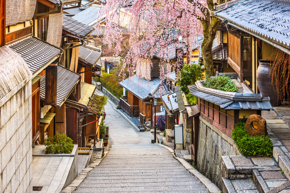 Alee îngustă din Kyoto, între clădiri și cireși