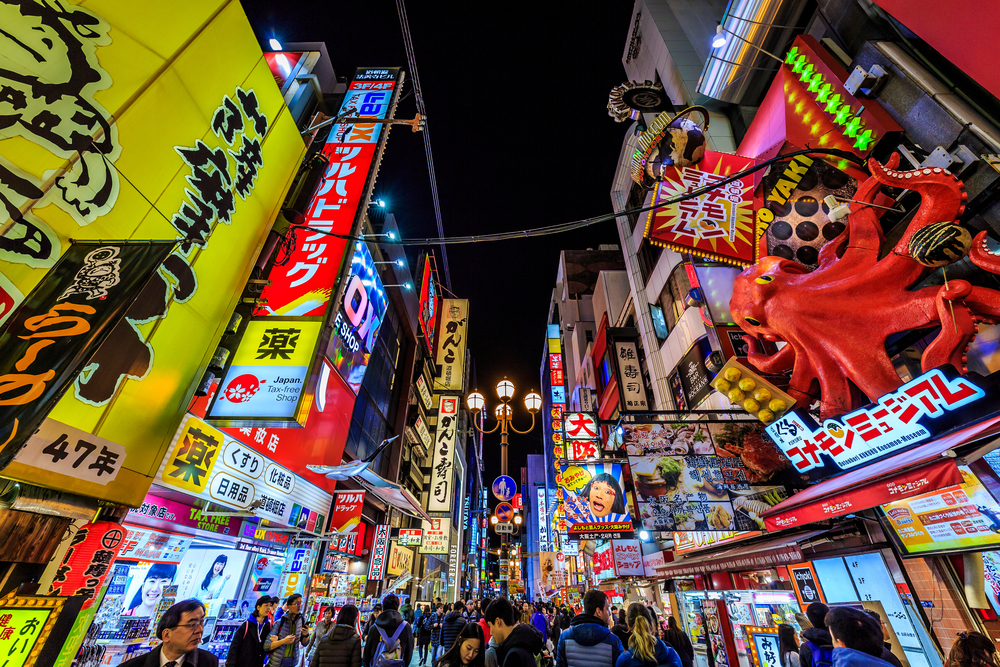 Reclame colorate pe o stradă aglomerată din Osaka