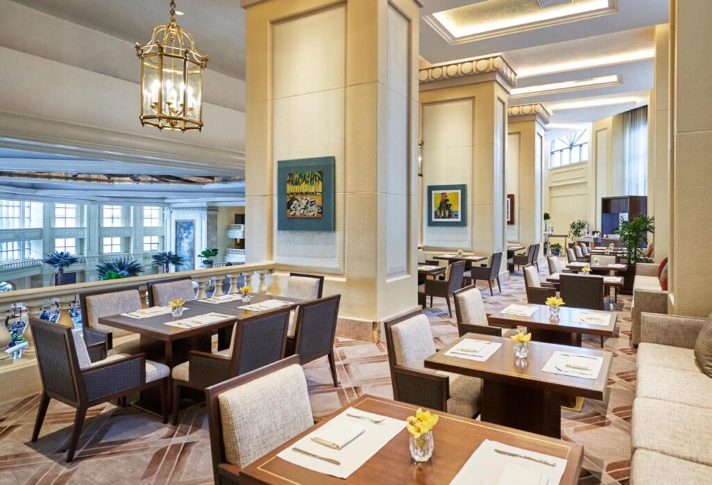 Mese pregătite lângă ferestre, într-un restaurant
