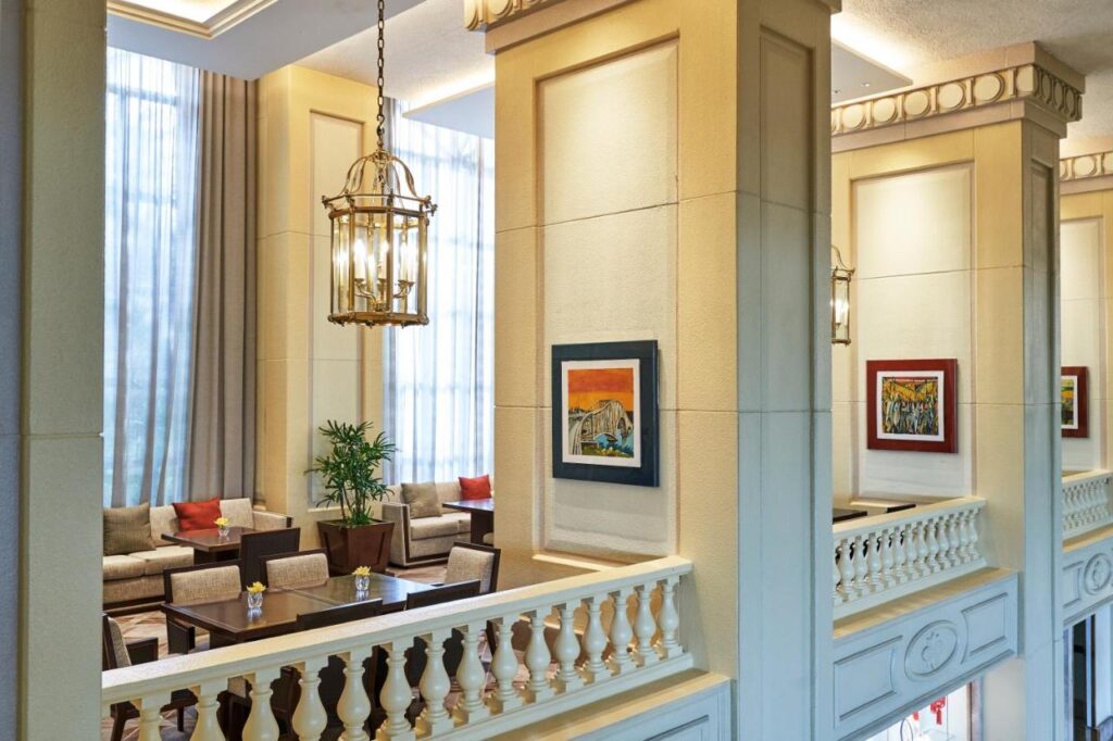 Interior cu coloane, tablouri și mobilier elegant