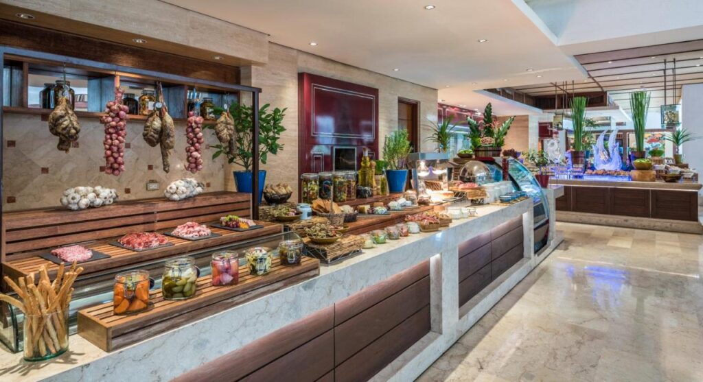 Bufet cu preparate, într-o sală luminoasă de restaurant