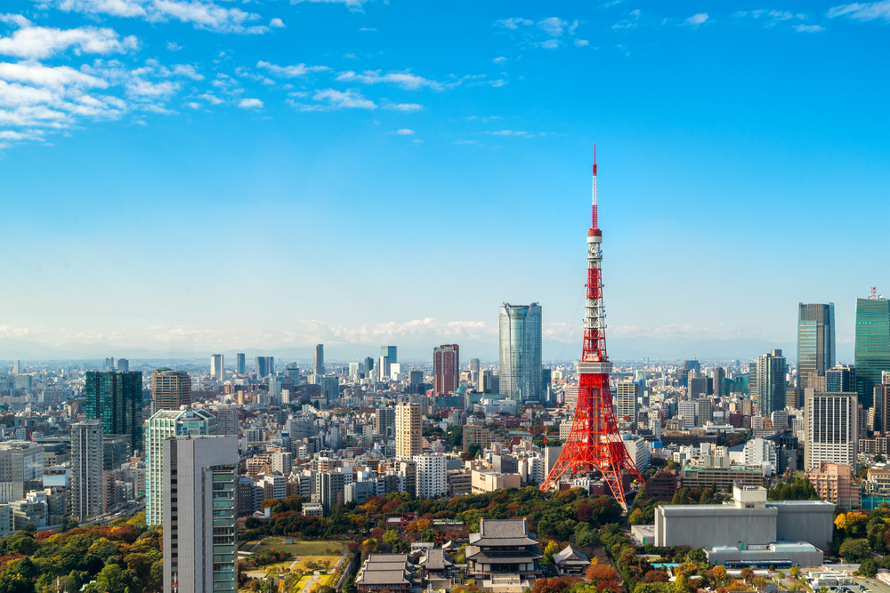 Panorama Tokyo, cu turn roșu printre clădiri