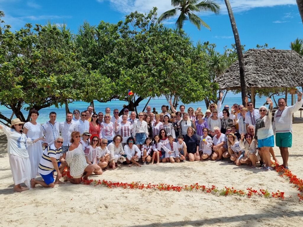 Grup de călători pe o plajă cu palmieri