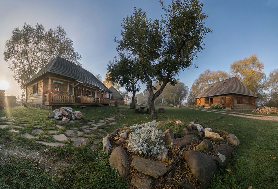 Casă rustică și amenajări din lemn într-o grădină