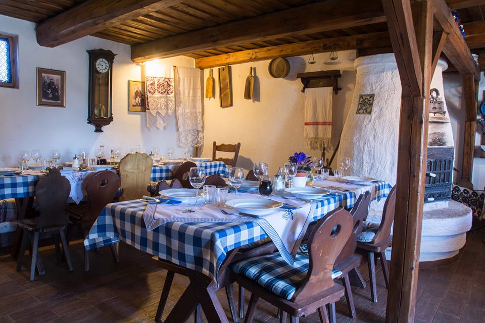 Mese cu fețe de masă albastre într-un interior rustic