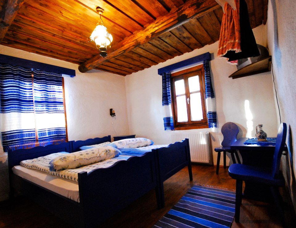 Dormitor rustic cu mobilier și pereți deschiși