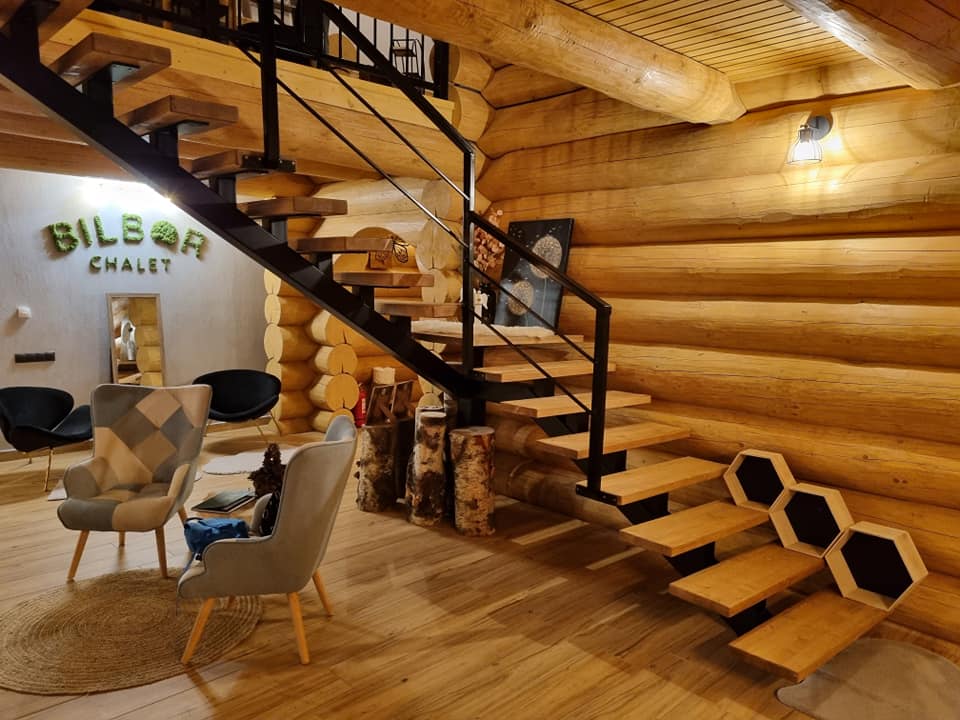 Scară interioară din lemn, într-un chalet rustic