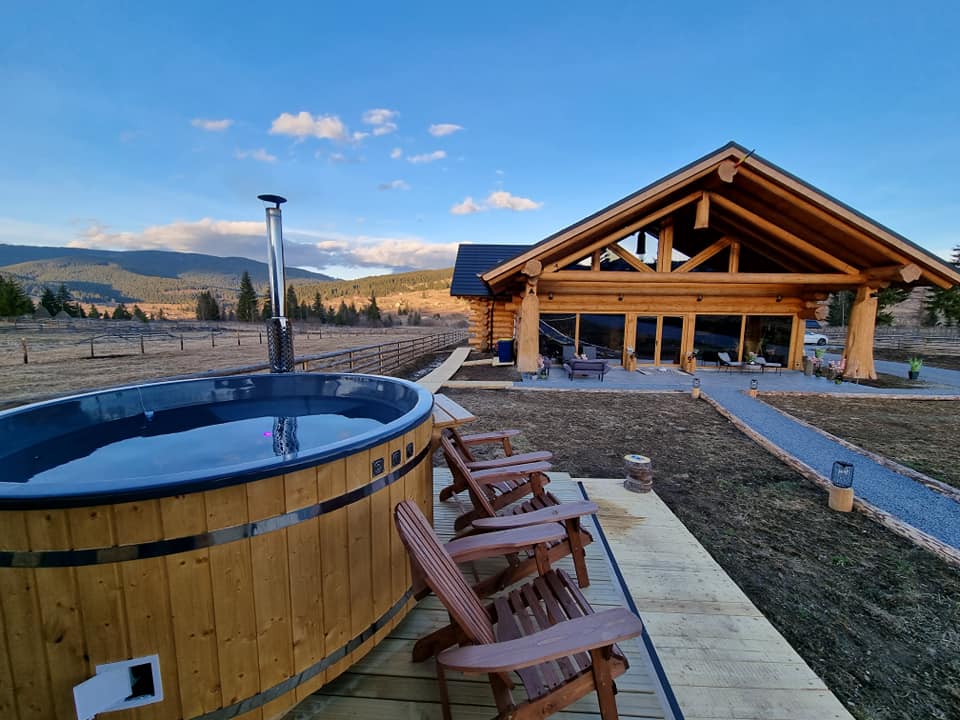 Cadă rotundă de exterior lângă chalet și șezlonguri