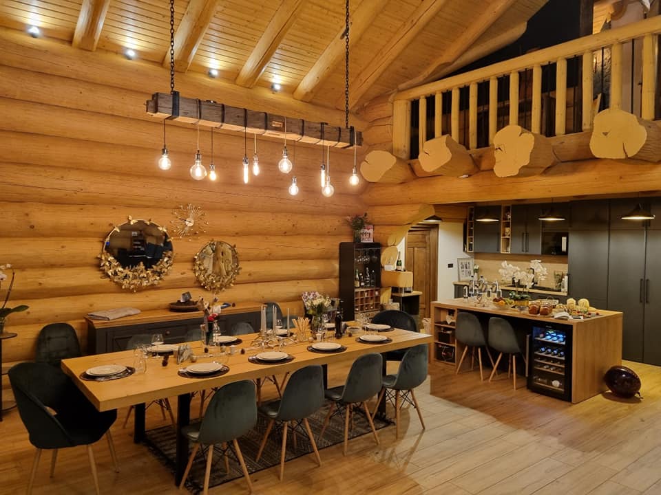 Interior de chalet cu mese și corpuri de iluminat