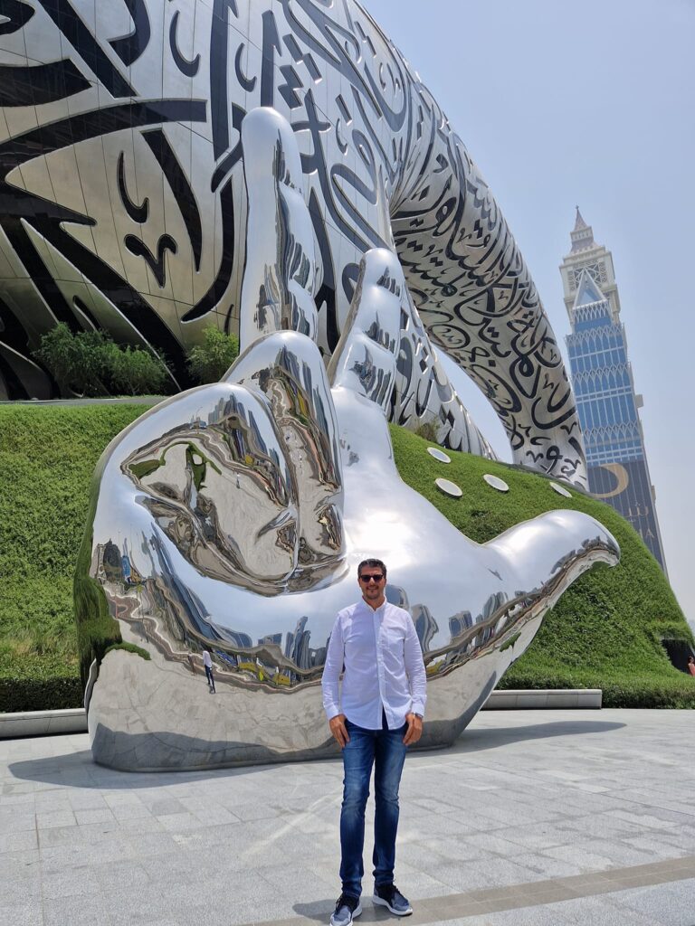 Familie lângă sculptură, în fața Muzeului Viitorului