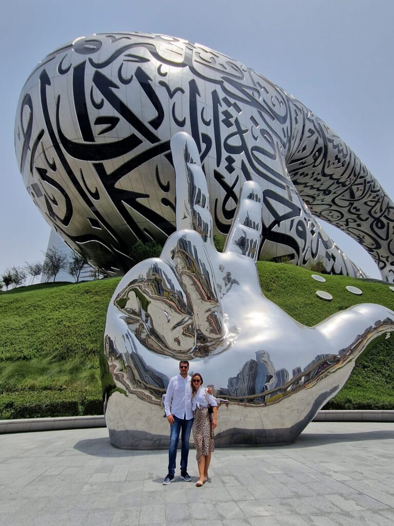 Copii în fața Muzeului Viitorului din Dubai
