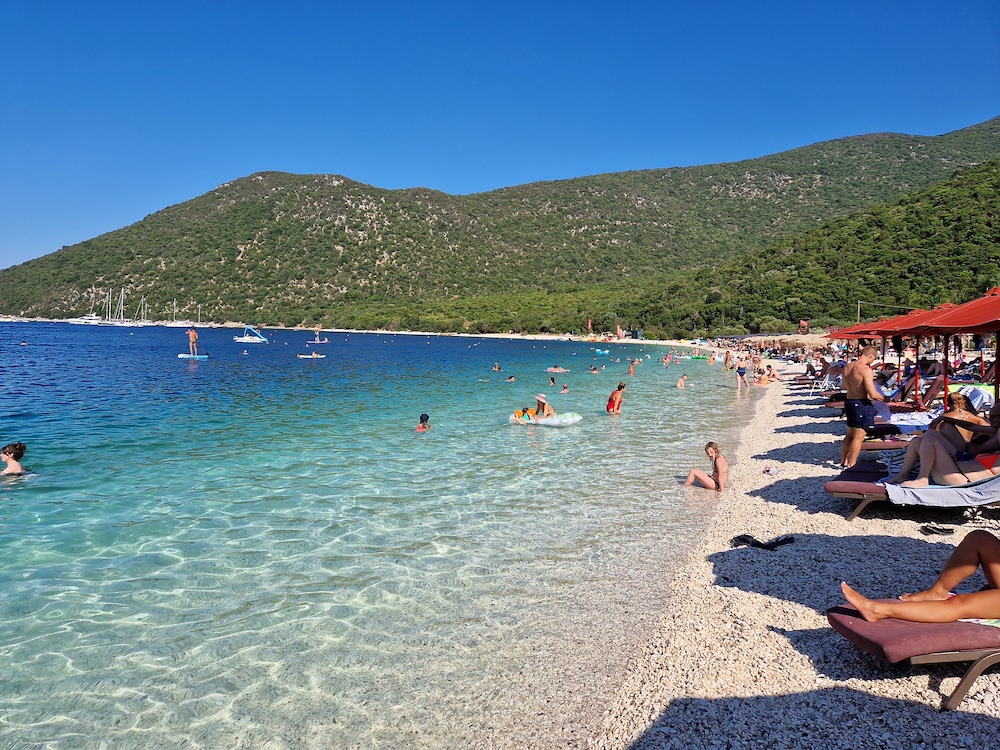 Șezlonguri și turiști pe plaja Antisamos din Kefalonia