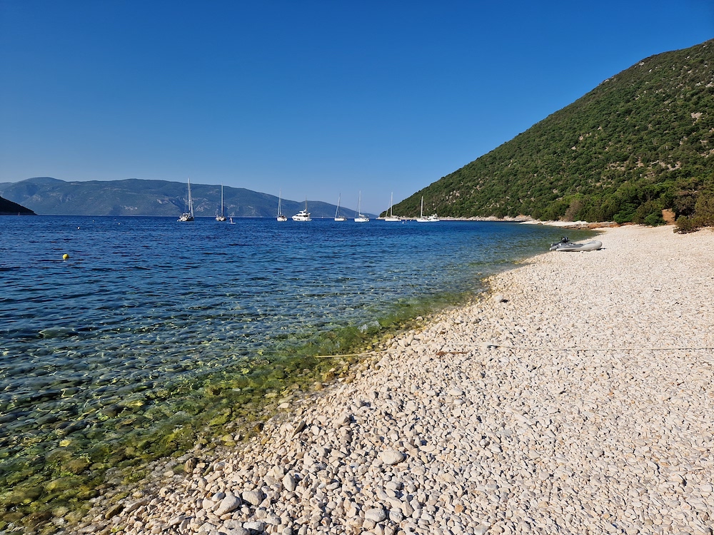 Pietriș pe plaja Antisamos, lângă apa albastră