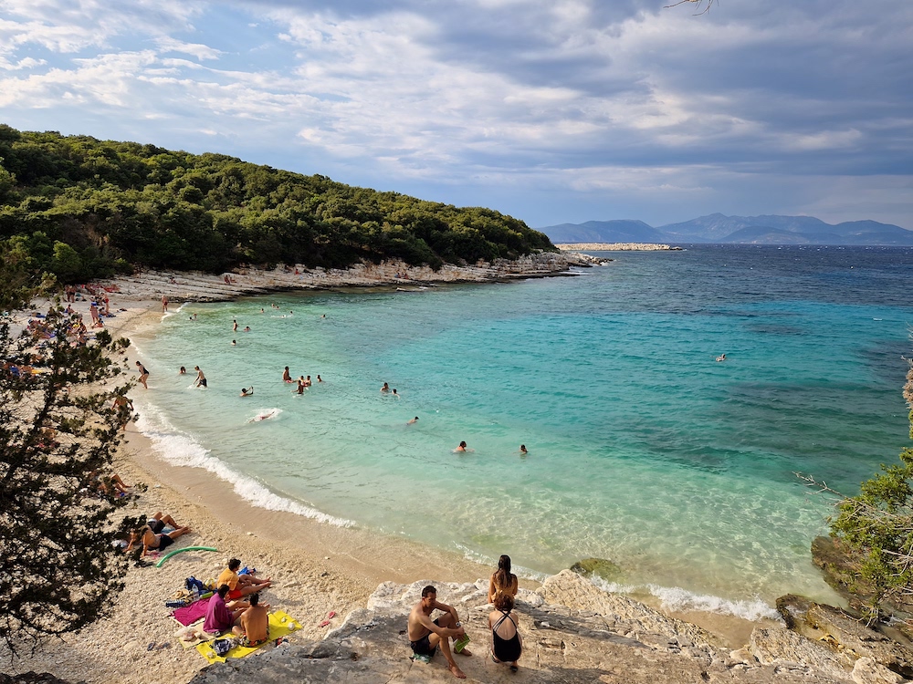 Plaja Antisamos și apa turcoaz, văzute de sus