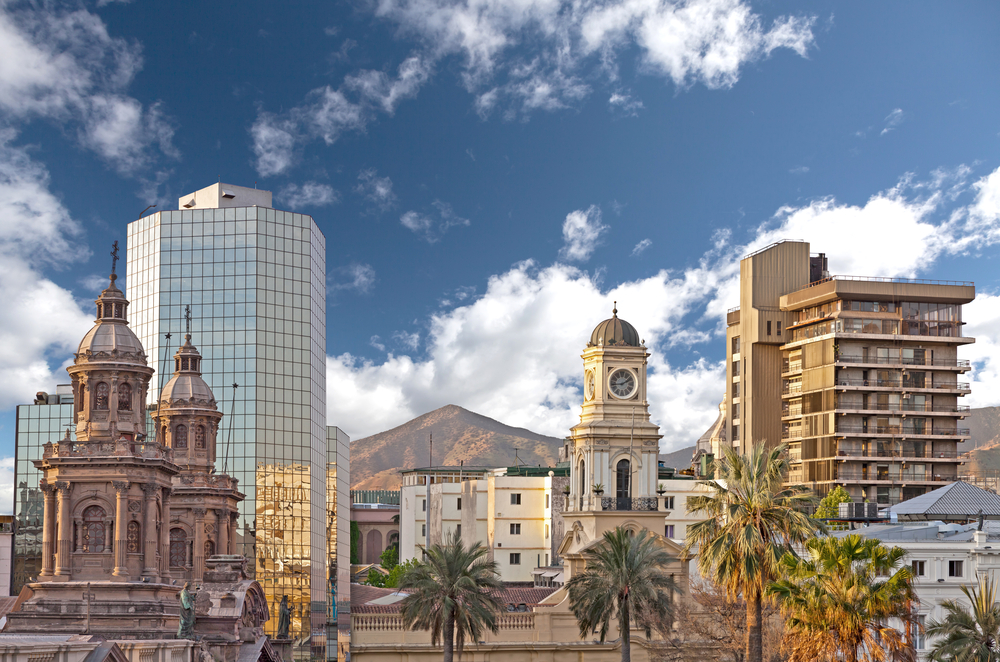 Clădiri istorice și moderne într-o piață din Santiago