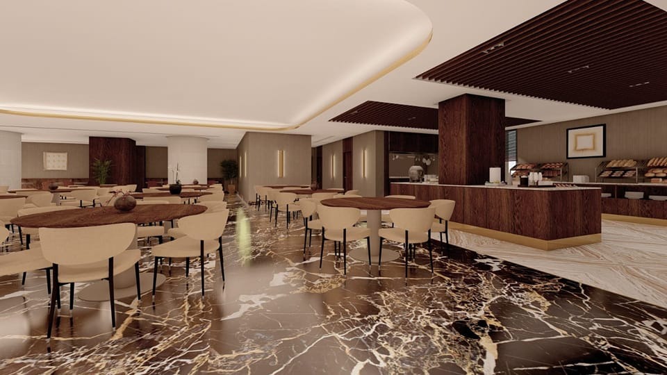 Restaurant cu mese, scaune tapițate și pardoseală cu model de marmură.
