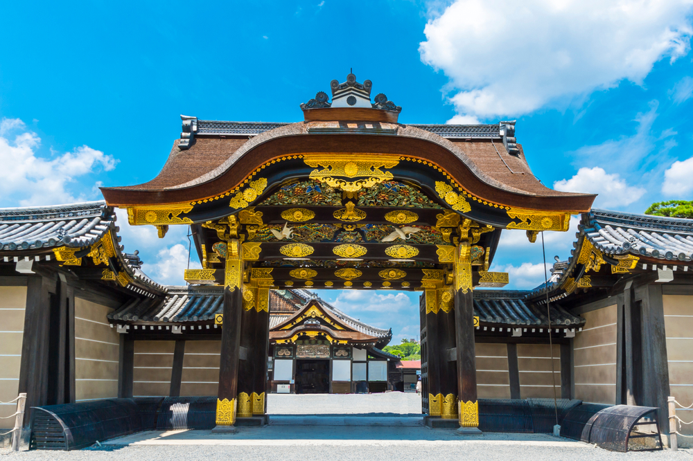 Poartă japoneză cu ornamente aurii și acoperiș curbat