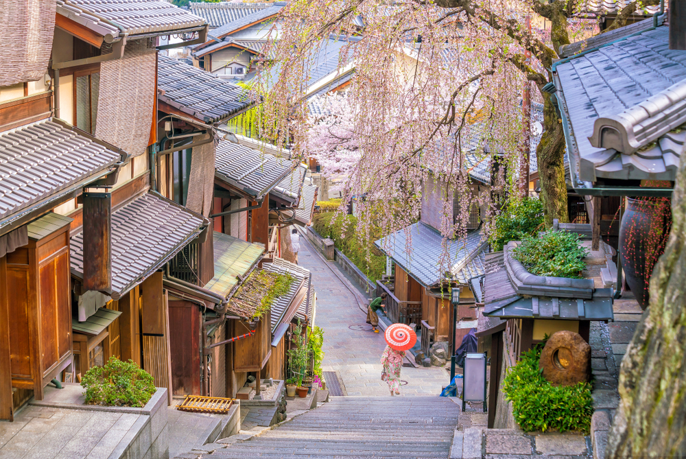 Stradă tradițională japoneză cu trepte și cireși înfloriți