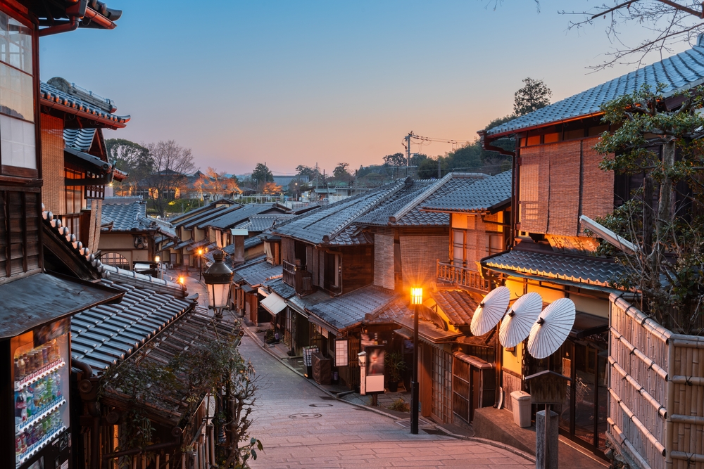 Stradă tradițională din Kyoto, cu felinare la apus
