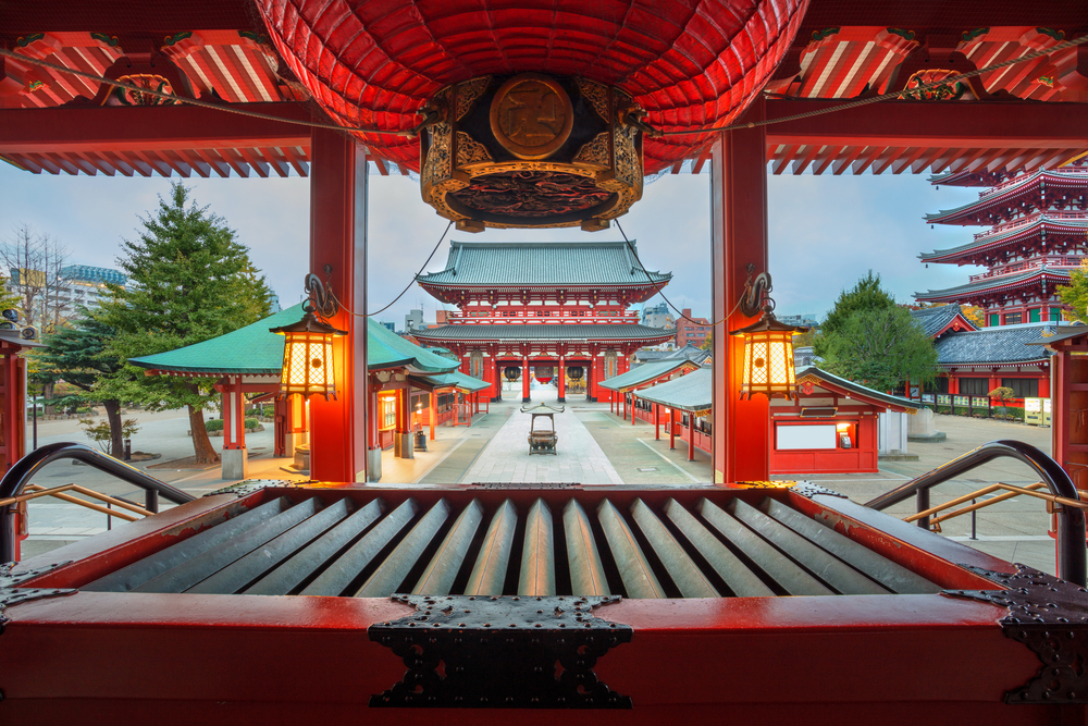 Interior de templu japonez cu felinare și coloane roșii