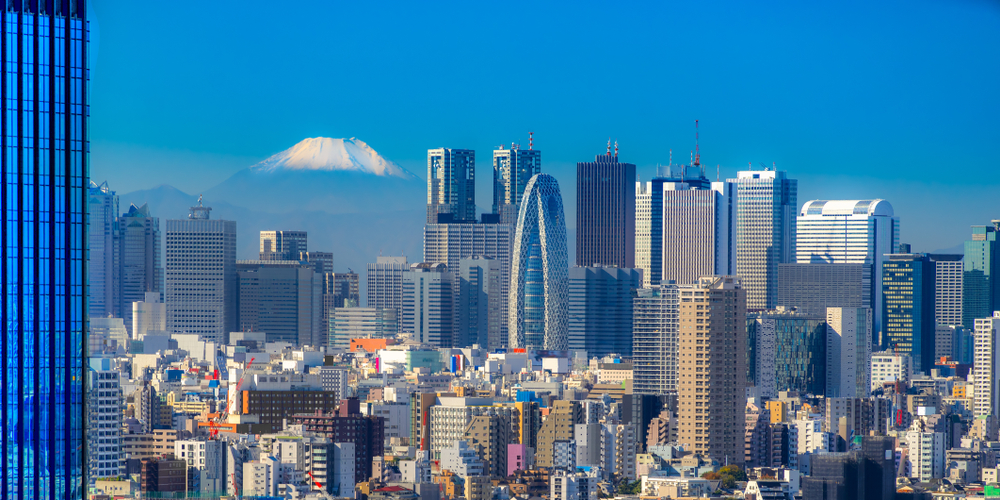 Zgârie-nori din Tokyo, sub cer albastru